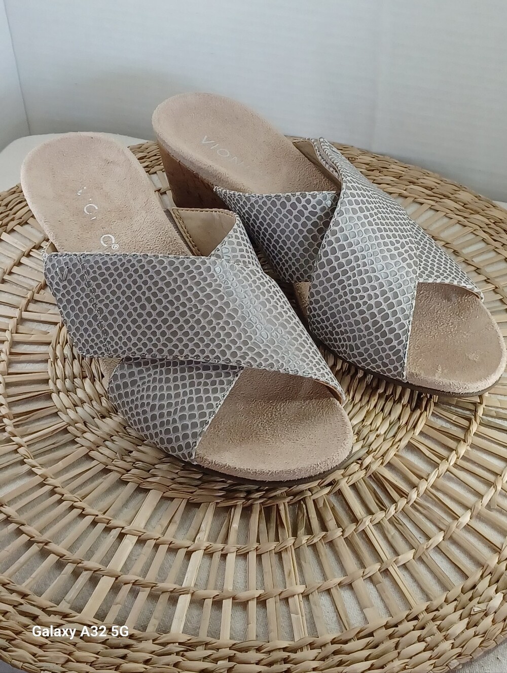 Vionic Leticia Women's Wedge Sandal aluminum lizard/snake leather print. Sz 8.5